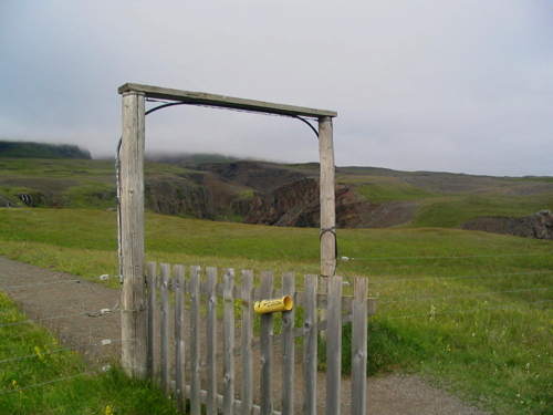Puertas en los campos rumbo a Hengifoss